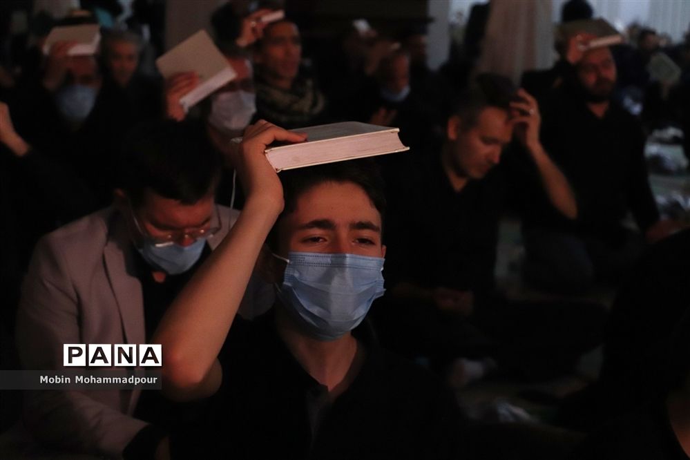 شب زنده‌داری دانش‌آموزان تبریزی در مراسم احیای شب بیست و یکم ماه رمضان