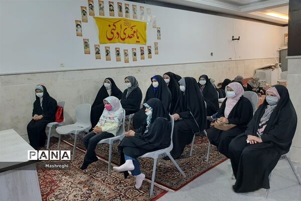 جزء خوانی قرآن کریم  در مراسم  افطاری دانش‌آموزان کاشانی