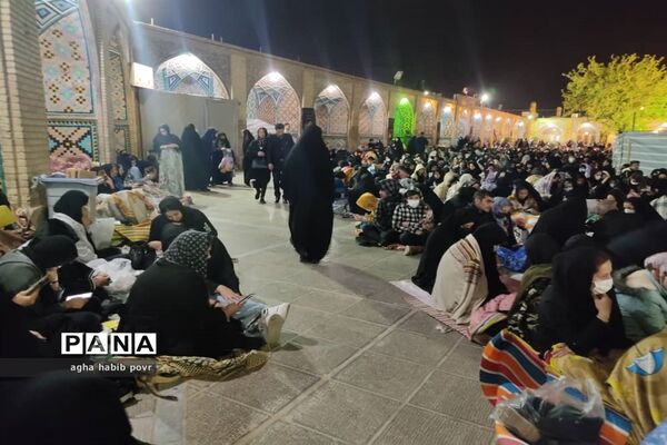 مراسم احیا شب بیست و یکم ماه مبارک رمضان در امامزاده حسین (ع) قزوین