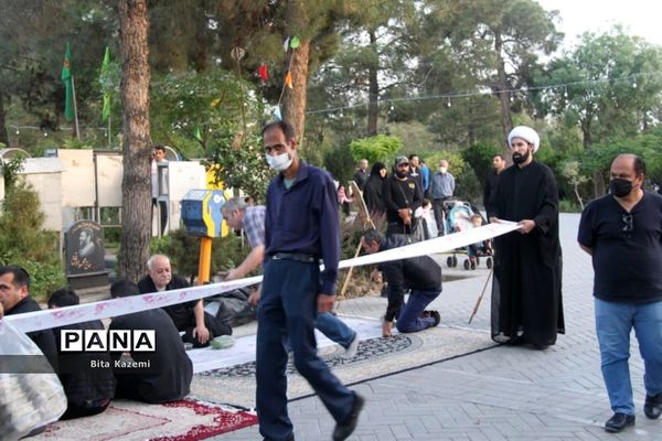 مراسم افطاری دانش‌آموزان آموزش و پرورش شهرری در گلزار شهدای تهران