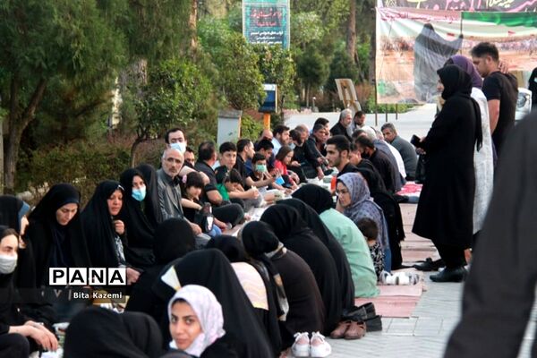 مراسم افطاری دانش‌آموزان آموزش و پرورش شهرری در گلزار شهدای تهران