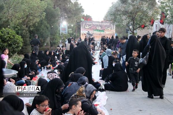 مراسم افطاری دانش‌آموزان آموزش و پرورش شهرری در گلزار شهدای تهران