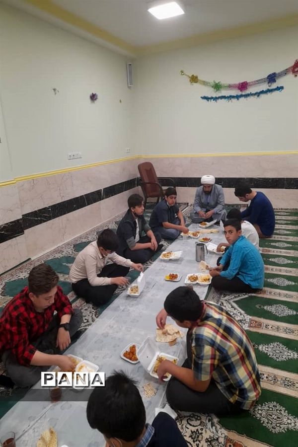 محفل انس با قرآن و افطاری در دبیرستان صدرای ولایت اندیمشک