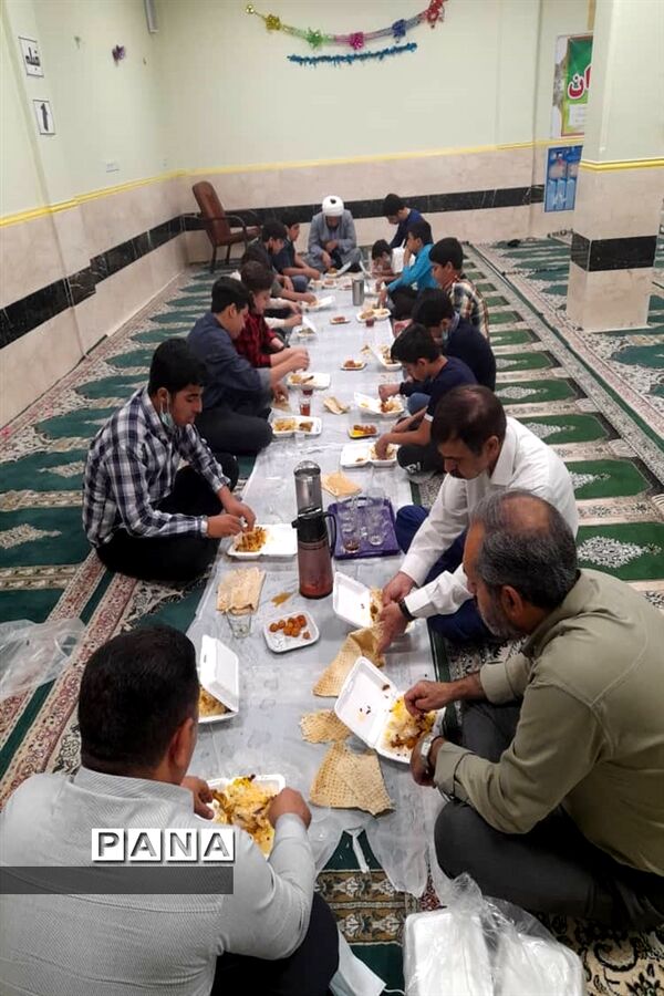محفل انس با قرآن و افطاری در دبیرستان صدرای ولایت اندیمشک