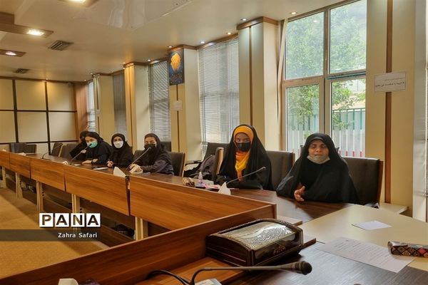 دیدار اعضای هیات رئیسه مجلس دانش‌آموزی منطقه 3 با میرزاده مدیریت منطقه