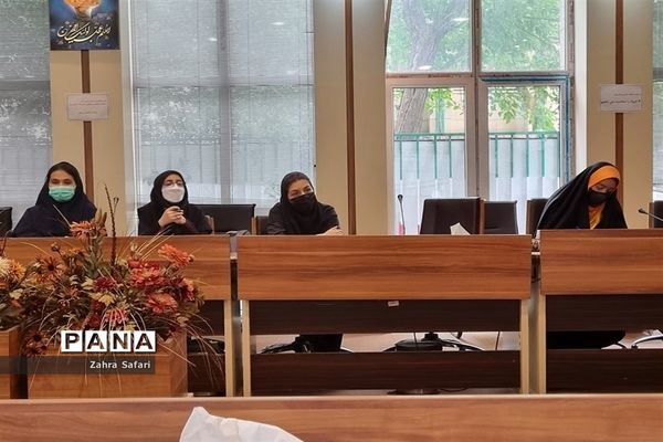 دیدار اعضای هیات رئیسه مجلس دانش‌آموزی منطقه 3 با میرزاده مدیریت منطقه