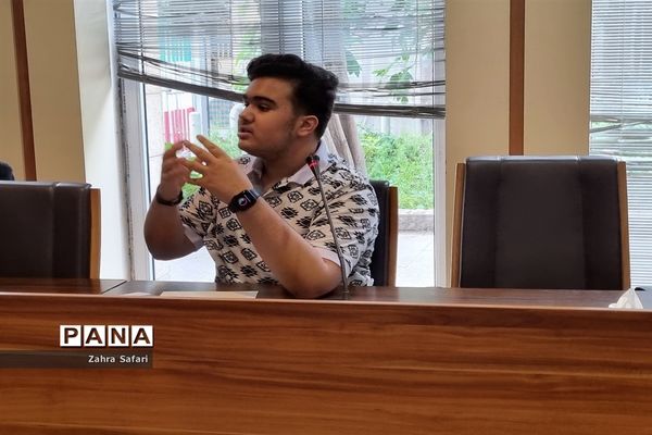 دیدار اعضای هیات رئیسه مجلس دانش‌آموزی منطقه 3 با میرزاده مدیریت منطقه