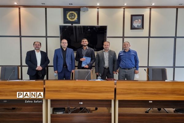 دیدار اعضای هیات رئیسه مجلس دانش‌آموزی منطقه 3 با میرزاده مدیریت منطقه