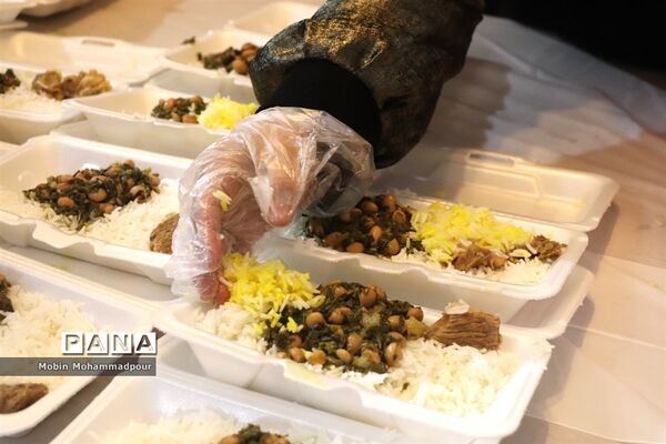 طبخ ٢ هزار پرس غذای گرم با نام و یاد شهدای معلم در تبریز