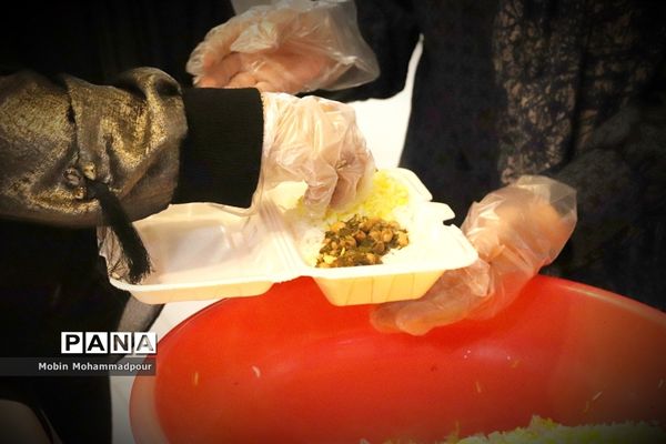 طبخ ٢ هزار پرس غذای گرم با نام و یاد شهدای معلم در تبریز