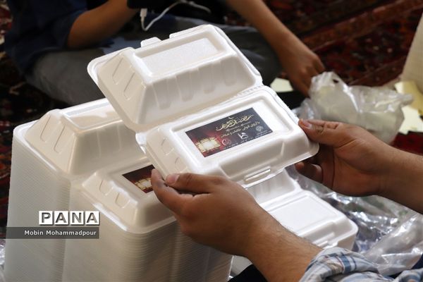 طبخ ٢ هزار پرس غذای گرم با نام و یاد شهدای معلم در تبریز