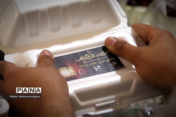 طبخ ٢ هزار پرس غذای گرم با نام و یاد شهدای معلم در تبریز