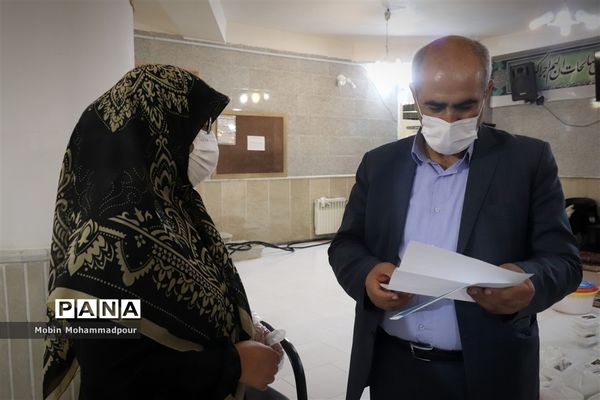 طبخ ٢ هزار پرس غذای گرم با نام و یاد شهدای معلم در تبریز