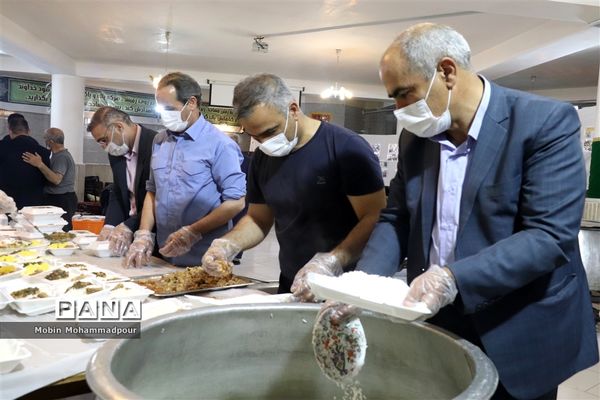 طبخ ٢ هزار پرس غذای گرم با نام و یاد شهدای معلم در تبریز