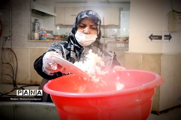 طبخ ٢ هزار پرس غذای گرم با نام و یاد شهدای معلم در تبریز
