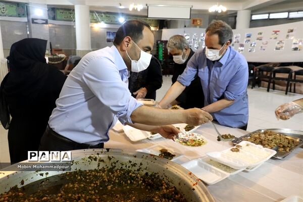 طبخ ٢ هزار پرس غذای گرم با نام و یاد شهدای معلم در تبریز