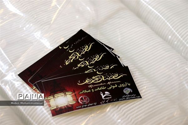 طبخ ٢ هزار پرس غذای گرم با نام و یاد شهدای معلم در تبریز