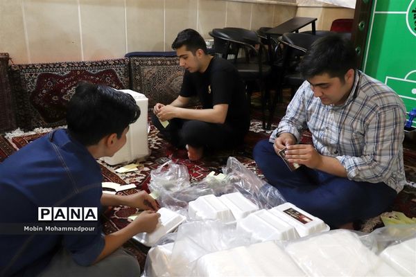 طبخ ٢ هزار پرس غذای گرم با نام و یاد شهدای معلم در تبریز