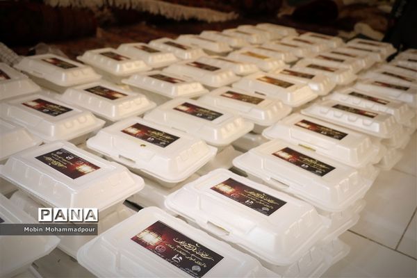 طبخ ٢ هزار پرس غذای گرم با نام و یاد شهدای معلم در تبریز