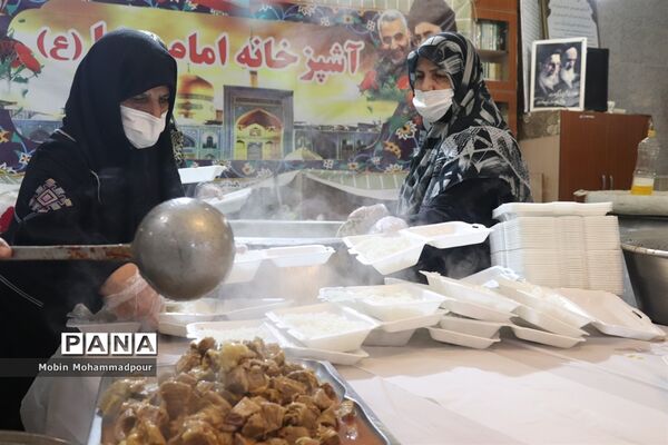طبخ ٢ هزار پرس غذای گرم با نام و یاد شهدای معلم در تبریز