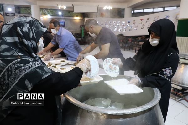 طبخ ٢ هزار پرس غذای گرم با نام و یاد شهدای معلم در تبریز