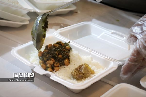 طبخ ٢ هزار پرس غذای گرم با نام و یاد شهدای معلم در تبریز