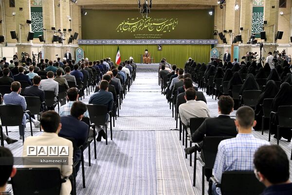 دیدار جمعی از دانشجویان با رهبر انقلاب