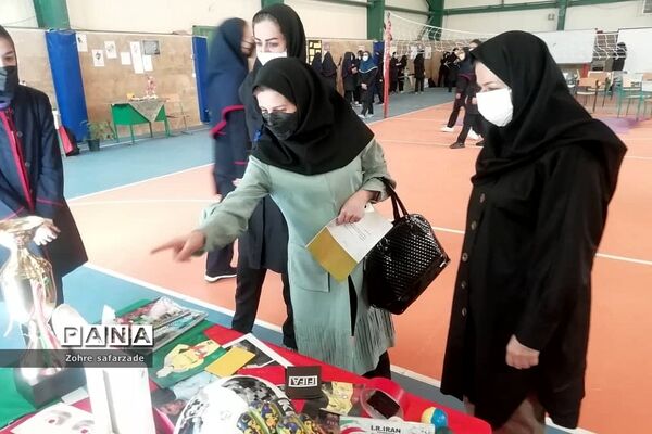 نمایشگاه هفته مشاغل در مدرسه استعدادهای درخشان فرزانگان رودهن