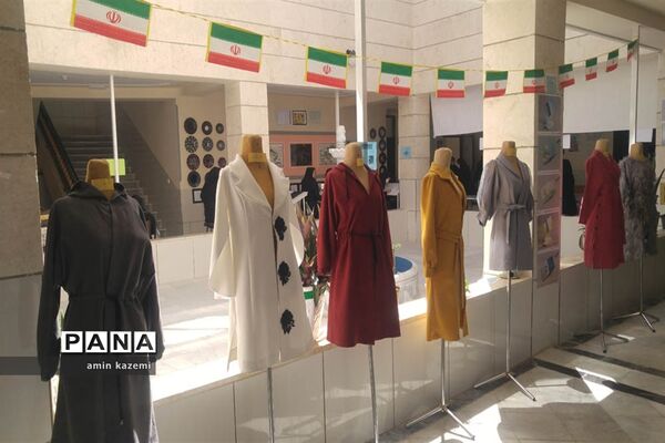 نمایشگاه دست‌آوردهای دانش‌آموزان هنرستان شهید کاویان داراب در هفته مشاغل