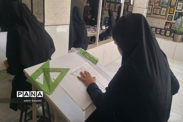 نمایشگاه دست‌آوردهای دانش‌آموزان هنرستان شهید کاویان داراب در هفته مشاغل