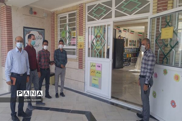 نمایشگاه دست‌آوردهای دانش‌آموزان هنرستان شهید کاویان داراب در هفته مشاغل