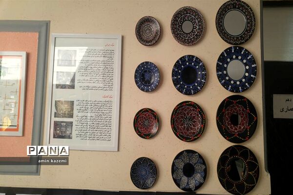 نمایشگاه دست‌آوردهای دانش‌آموزان هنرستان شهید کاویان داراب در هفته مشاغل