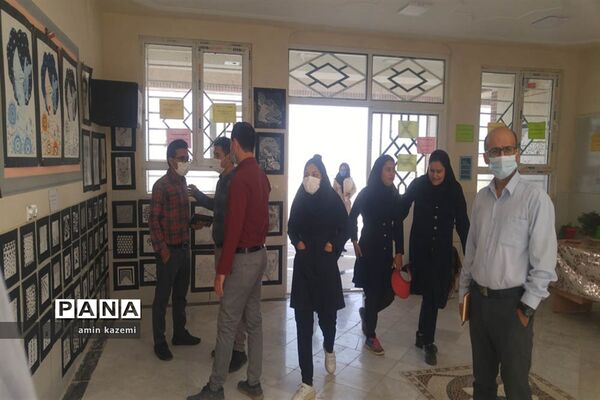 نمایشگاه دست‌آوردهای دانش‌آموزان هنرستان شهید کاویان داراب در هفته مشاغل