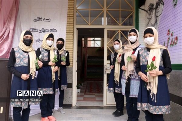 افتتاح نمایشگاه معرفی مشاغل در دبیرستان الزهرا تبریز