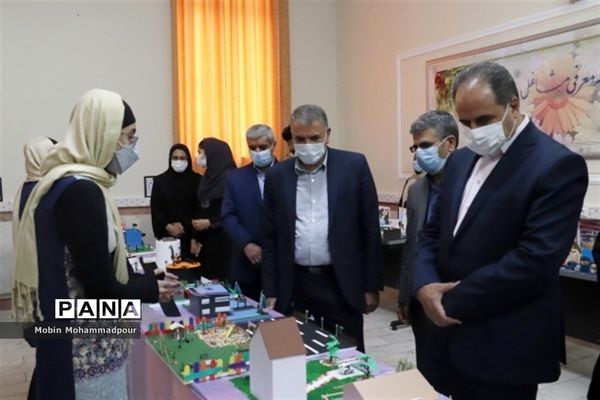 افتتاح نمایشگاه معرفی مشاغل در دبیرستان الزهرا تبریز