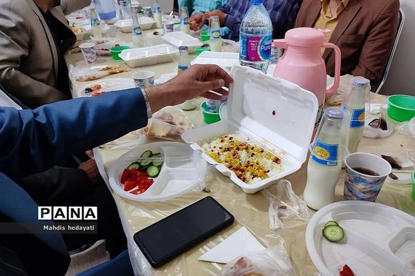 مراسم افطاری رفتگران و پاکبانان رودهن به همت بسیج و شهرداری