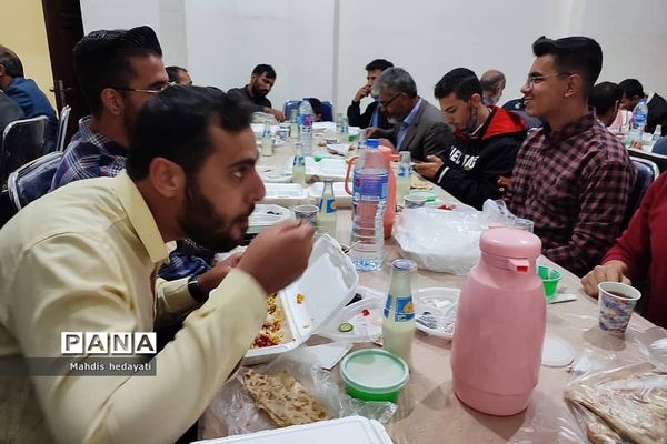 مراسم افطاری رفتگران و پاکبانان رودهن به همت بسیج و شهرداری