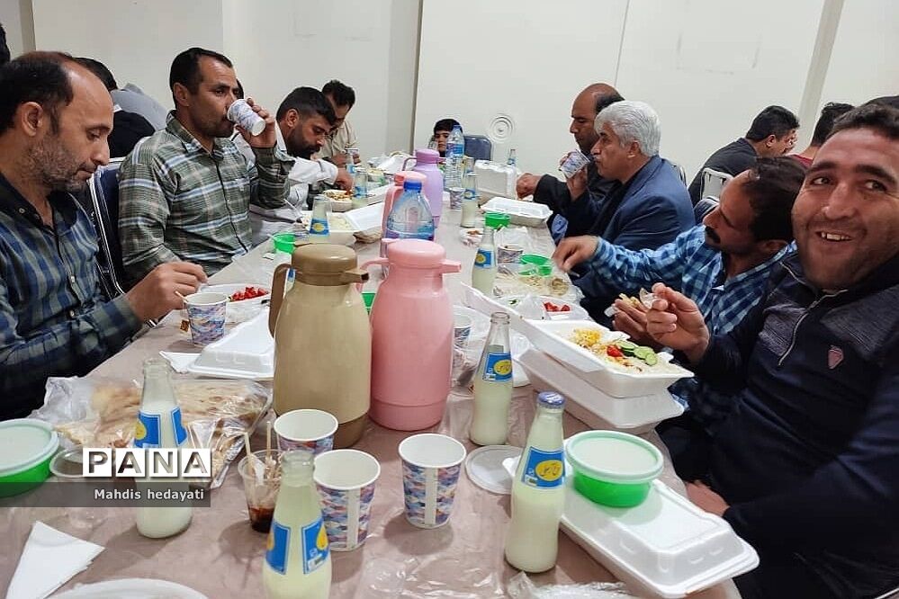مراسم افطاری رفتگران و پاکبانان رودهن به همت بسیج و شهرداری