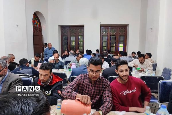 مراسم افطاری رفتگران و پاکبانان رودهن به همت بسیج و شهرداری