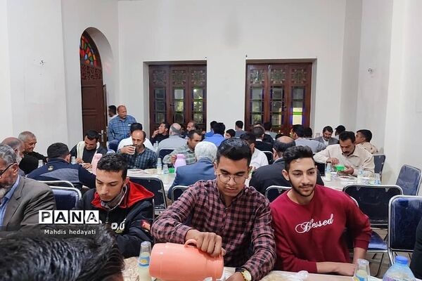 مراسم افطاری رفتگران و پاکبانان رودهن به همت بسیج و شهرداری