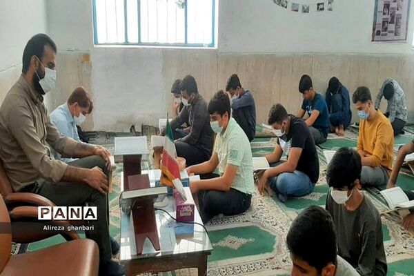 محفل انس با قرآن در دبیرستان متوسطه دوم شهید رئیسعلی دلواری بخش چغادک  بوشهر