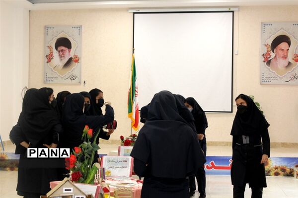 نمایشگاه مشاغل در دبیرستان فرهنگ کاشمر