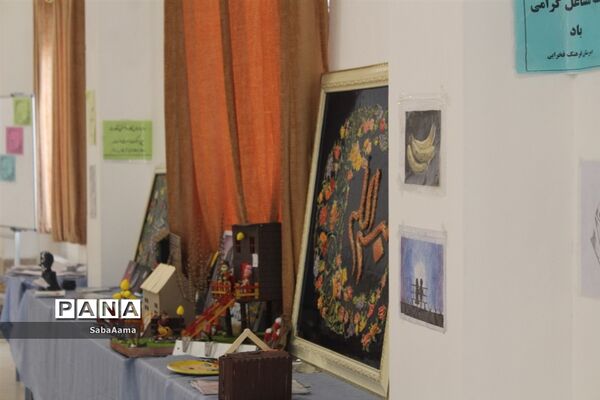 نمایشگاه مشاغل در دبیرستان فرهنگ کاشمر