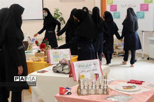 نمایشگاه مشاغل در دبیرستان فرهنگ کاشمر