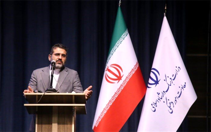 وزیر ارشاد : نخبگان فرهنگی، نهضت آموزش حوزه کتاب را آغاز کنند