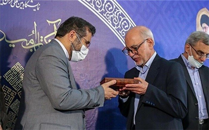 تجلیل وزیر فرهنگ از معلم قرآن پیشکسوت در حاشیه نمایشگاه قرآن