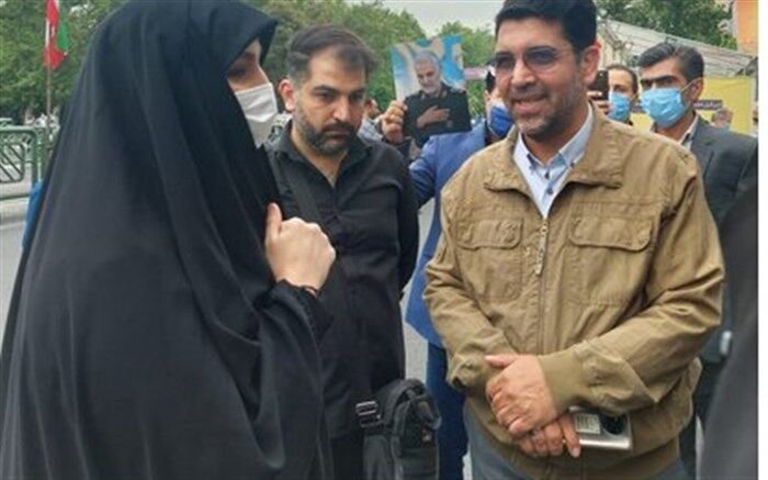 بازدید دختر شهید سلیمانی از غرفه‌های پیرامون مراسم راهپیمایی روز قدس