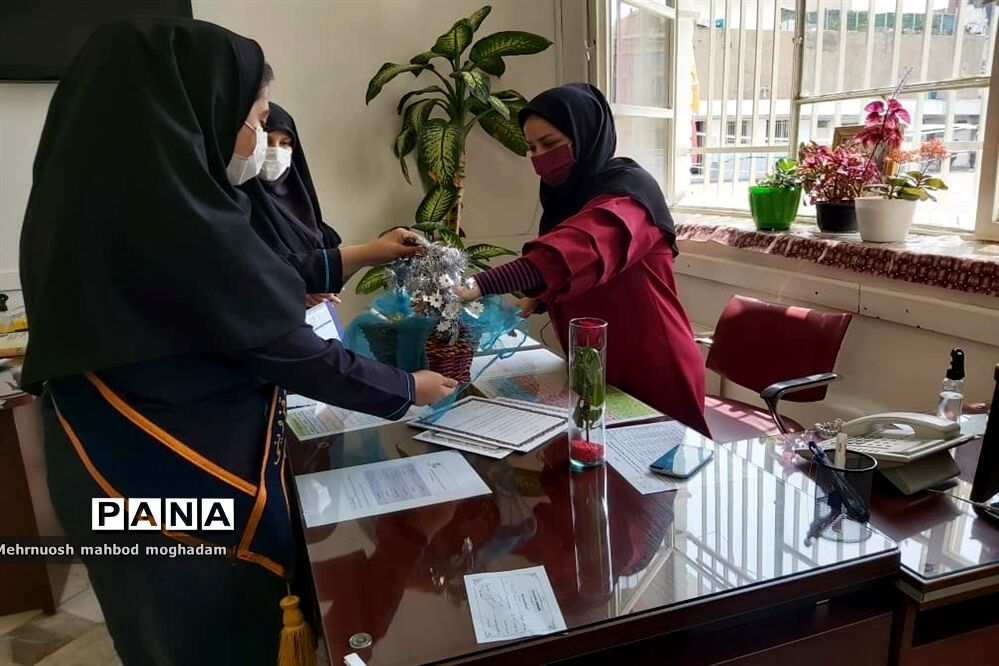 تکریم از مقام دبیران به مناسبت روز معلم در دبیرستان شهیده قزوینی منطقه ۱۳