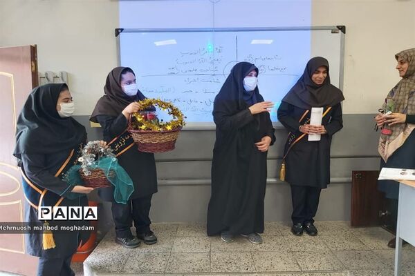 تکریم از مقام دبیران به مناسبت روز معلم در دبیرستان شهیده قزوینی منطقه ۱۳
