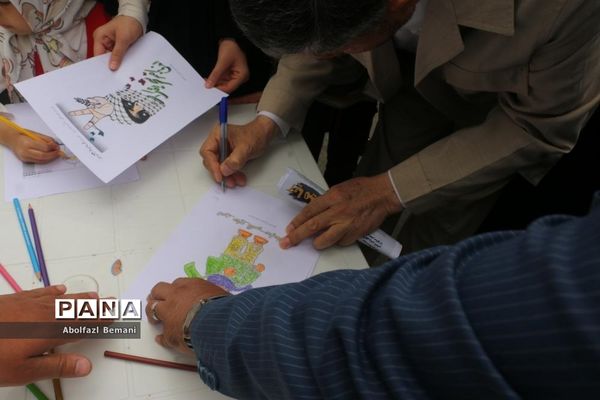 برپایی غرفه همگام با کودکان مظلوم فلسطین در قم